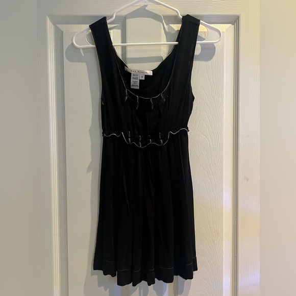 Max Studio stretchy back top with white detailing. - Picture 2 of 4